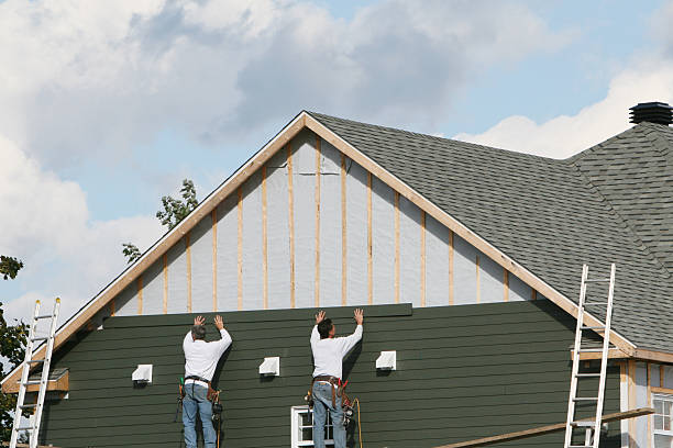 Professional Vinyl Siding technician working in Geneva, IL